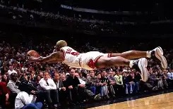 必一运动-每一个球员都在全力以赴地为团队踢球(每个队员踢足球的目标是)